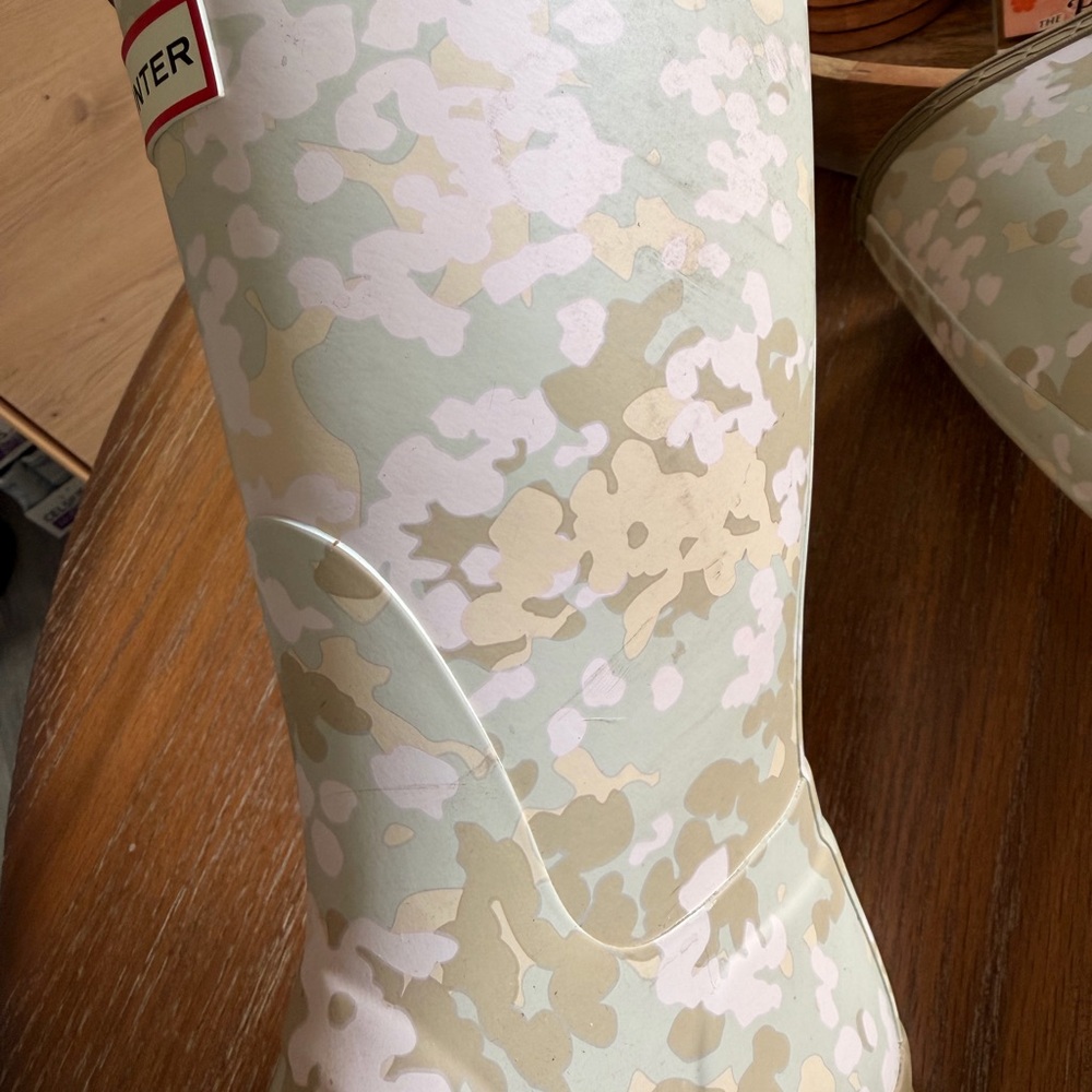 Hunter Original Short Floral Camo Print Rain Boots
Size 8
Like new w/o box - Picture 8 of 9